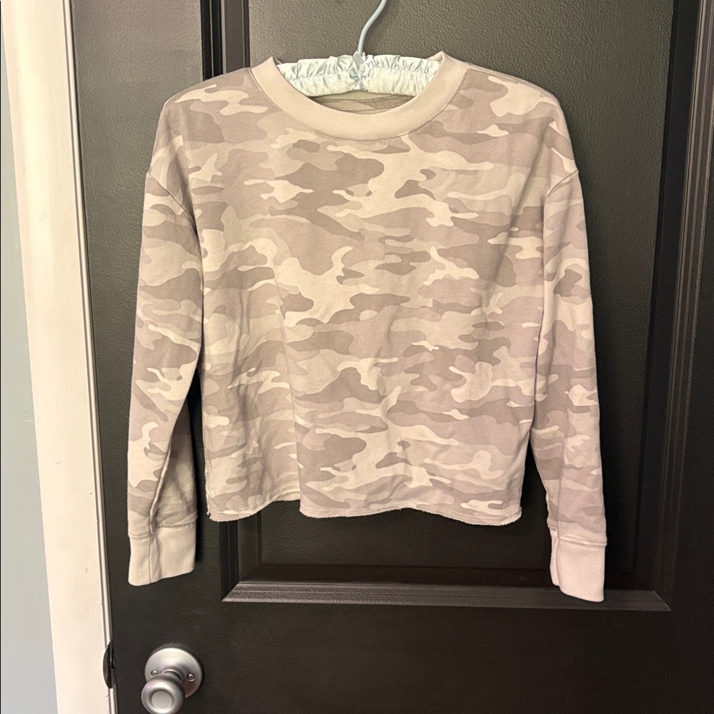 Gap size 10 large gray camo cropped long sleeve lightweight terry shirt